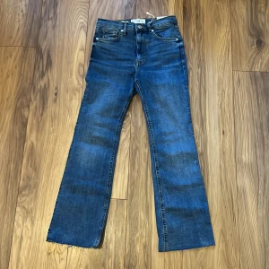 boot crop jeans - köpta på mango för ca 400kr men aldrig använda och de har kvar prislappen! säljer eftersom dem är alldeles för små för mig! dem är high waist och boot