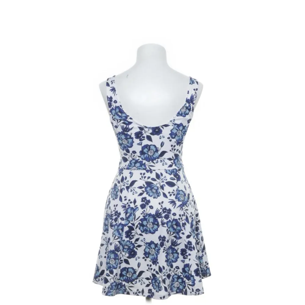 Superfin blåvit blommig klänning från HM💙 aldrig andvänd och säljer pga att den är för kort på mig(178) . Klänningar.