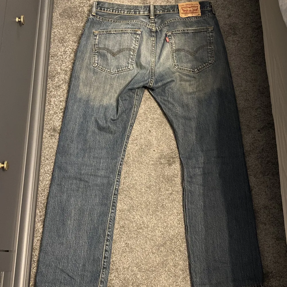 Säljer nu ett par äldre/ vintage Levis 501 i fint skick. Har aldrig använt dom då dom är för stora för mig. . Jeans & Byxor.