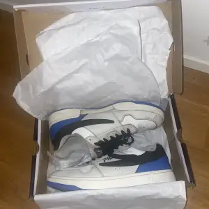 Ett par schyssta fila skor! Size 44.Vill bara bli av med skorna då dom e för små Har nåra små märken men absolut bra skick!Köptes nya för 799!  Skriv dm vid frågor, köpare står för frakten!  