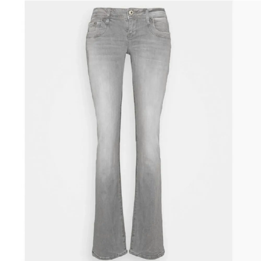 populära jeans från ltb i modellen valerie! storlek 28/32 men passar även någon som har 26-27 i midjan 💕 . Jeans & Byxor.
