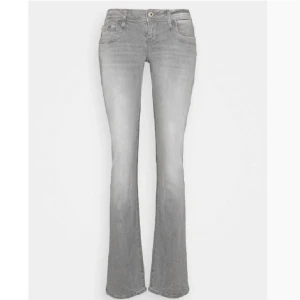 ltb jeans valerie - populära jeans från ltb i modellen valerie! storlek 28/32 men passar även någon som har 26-27 i midjan 💕 