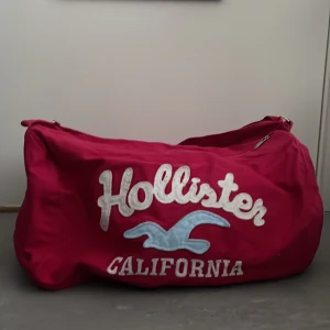 Hollies bag - Stor och rimlig väska från hollister. Axelbanden är justerbara. 