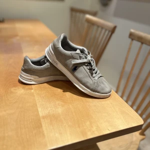 RL skor - Det här är ett par mocka  Ralph Lauren skor i ett fint skick. De har  använts några gånger och är i storlek 40. Skriv om du är intresserad eller har några frågor!