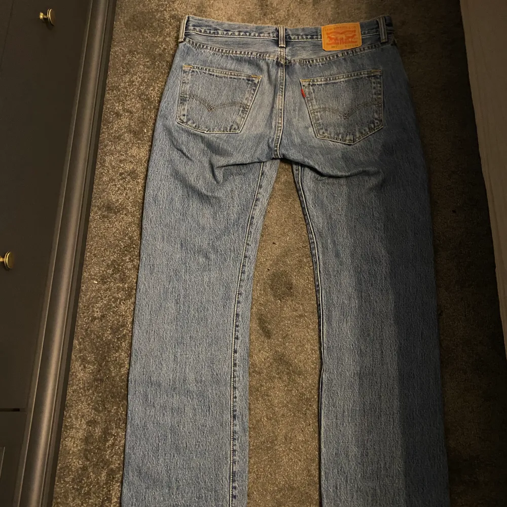 Säljer ett par 501, lite äldre/ vintage Levis. Fint skick.  Har aldrig använt dom själv då dom är för stora. . Jeans & Byxor.