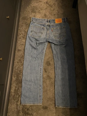 Levis 501 - Säljer ett par 501, lite äldre/ vintage Levis. Fint skick.  Har aldrig använt dom själv då dom är för stora. 