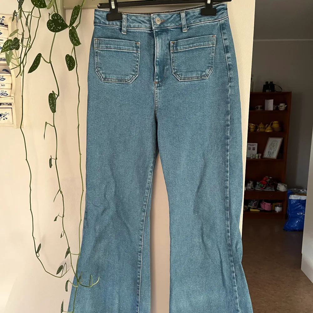 Utsvängda jeans från nakd, använd typ 3-4 gånger. Säljer pga att jag inte får så mycket användning för dem. I övrigt jätte sköna och sitter bra, inga tecken på användning.. Jeans & Byxor.