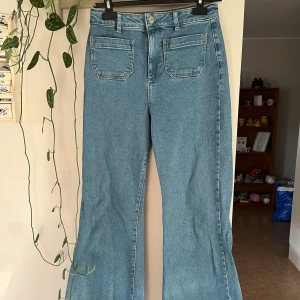 Utsvängda jeans - Utsvängda jeans från nakd, använd typ 3-4 gånger. Säljer pga att jag inte får så mycket användning för dem. I övrigt jätte sköna och sitter bra, inga tecken på användning.