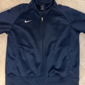 Nike kofta  - Storlek S, 158-170cm Använd bara några gånger. I nytt skick  