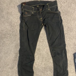 Lågmidjade jeans  - Dessa jeans är super snygga och är väl använda. Jeansen är mycket lågmidjade vilket jag älskar ❤️har även jätte snygga fickor i bak som gör hela byxorna ❤️byxorna har något år på nacken men har inga slitage som syns ❤️rekommenderar för storlek Xs ❤️