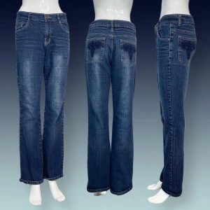 Jeans  - Y2K Jeans i fint skick  Små defekter mellan benen på sista bilden. Egentligen högmidjade!  Från Yage Jeans, storlek M. ⚠️MÅTT! Höftbredd 43cm, Midjebredd 38cm,  Grendjup 24cm & Innerbenslängd 79cm