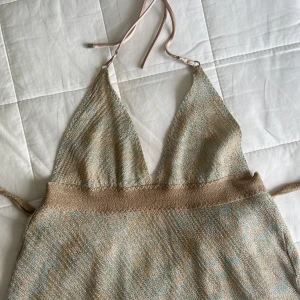 MISSONI mare klänning - Unik Missoni Mare halterneck klänning, baby blått mönster med beige och guldigt virkat missoni tyg.  Storlek är italiensk men det är en 34-38 i EU. 