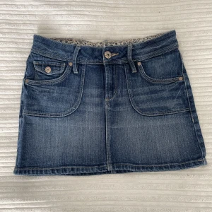 Jeans kjol - Mini skirt, midjemått: 35 längd framme: 30,5 längd bak: 34,5 märket är & NOW