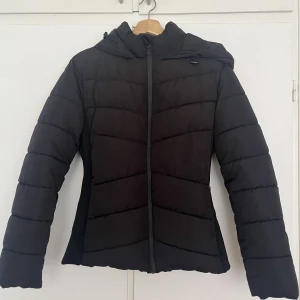 Zara jacka, zara västen fast långärmad  - Helt oanvänd.  Jackan går in i midja så den formar smal midja.  Säljer pågrund passar ej mig.  Storlek XL men passar som L. 