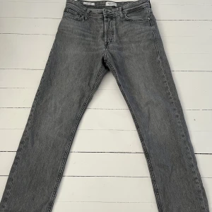Jeans - Säljer dessa jeans från Jack & Jones då dom tyvärr börjar bli försmå. Storlek W29 L32. Hör av er vid intresse