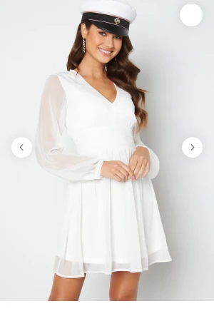 Fin och skön stundentklänning i nyskick.  - Klänningen är i nysick utan några spår av användning. Klänningen har snöre där bak som går att knyta för att göra midijan tightare.