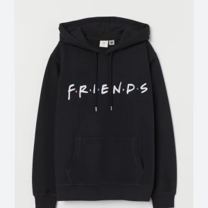 Friends hoodie - Säljer min Friends hoodie från H&M i storlek xs men passar som S/M också eftersom den är lite oversize.