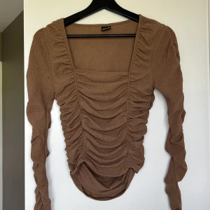 Topp  - Topp i storlek XS från Gina tricot. Använd enstaka gång så i nyskick. 