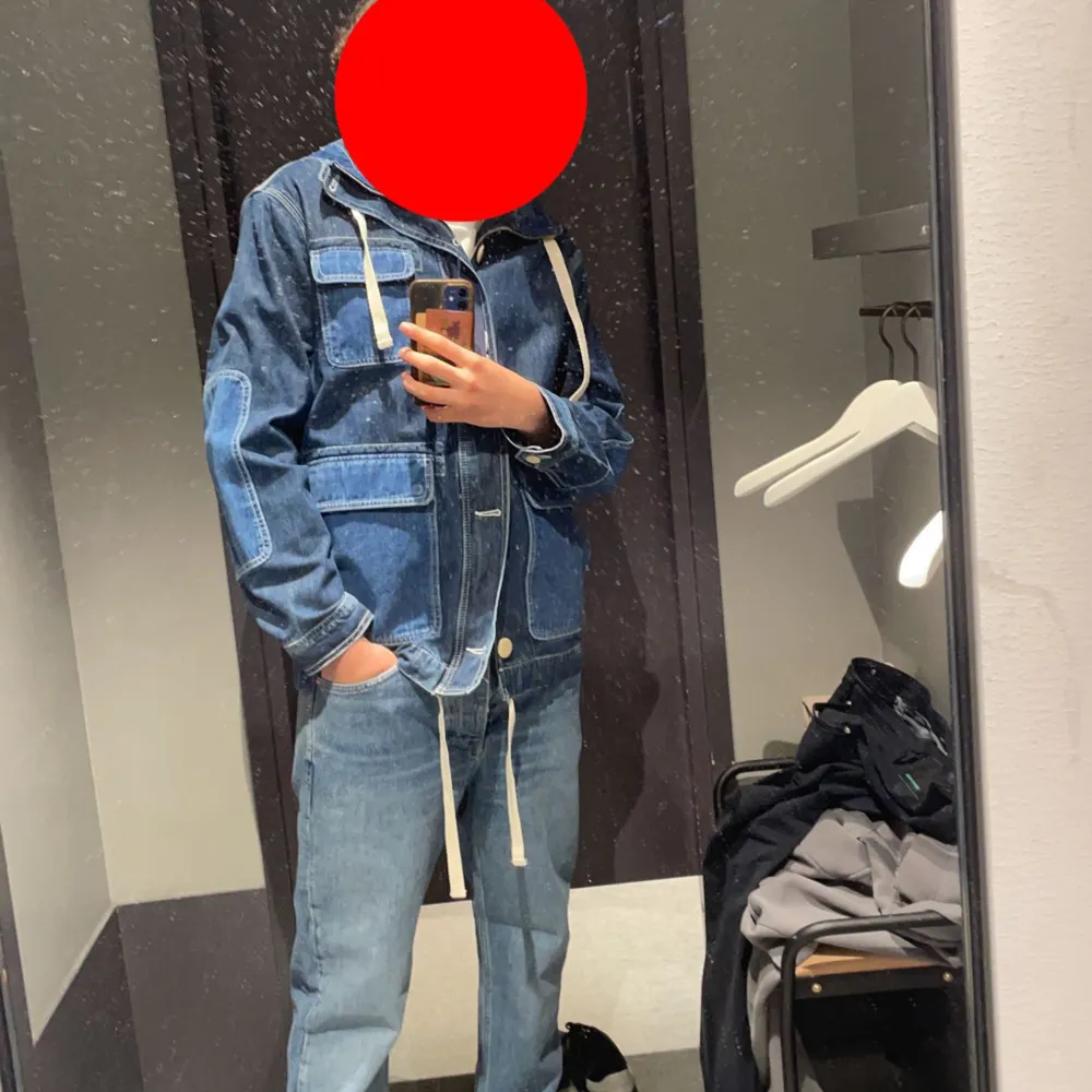 Tjenna säljer en Gant jeans jacka helt ny lappen är kvar Nypris 3000 . Jackor.