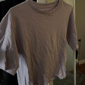 Ljuslila kortärmad tröja  - En ljuslila kortärmad tröja 