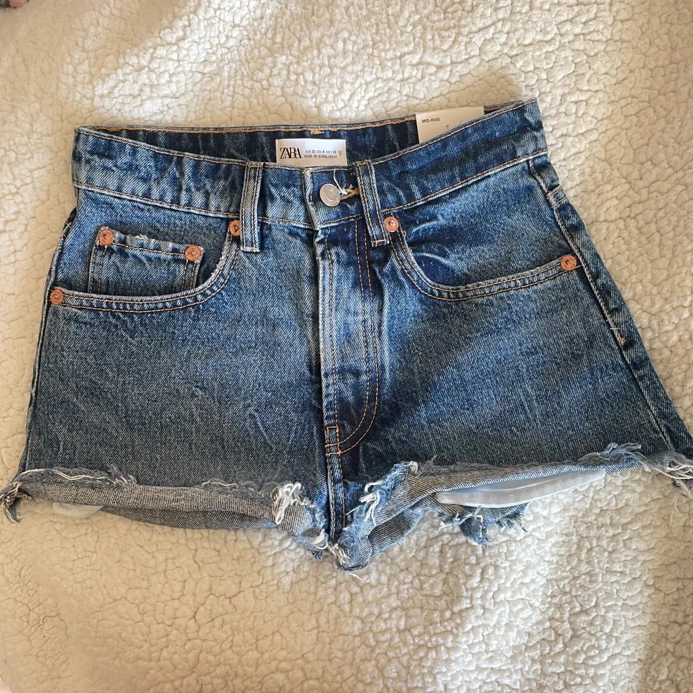 Helt nya jeansshorts med lappen kvar i stl 32 från zara. Dom har tyvärr blivit försmå för mig. Säljer 250kr skriv om ni undrar nåt!🥰. Shorts.