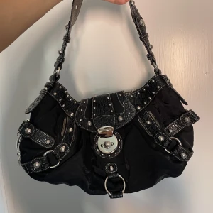 Väska - Second hand väska, köptes här på plick men inte kommit till användning. Väskan är i fint skick!🤍