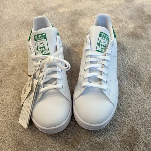 Stan Smith Adidas, oanvända  - Stan Smith vita. Helt oanvända. Köpte fel storlek och lyckades inte returnera i tid.:-)