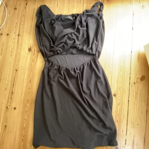 Svart klänning  - En fin festklänning med en öppning på magen 