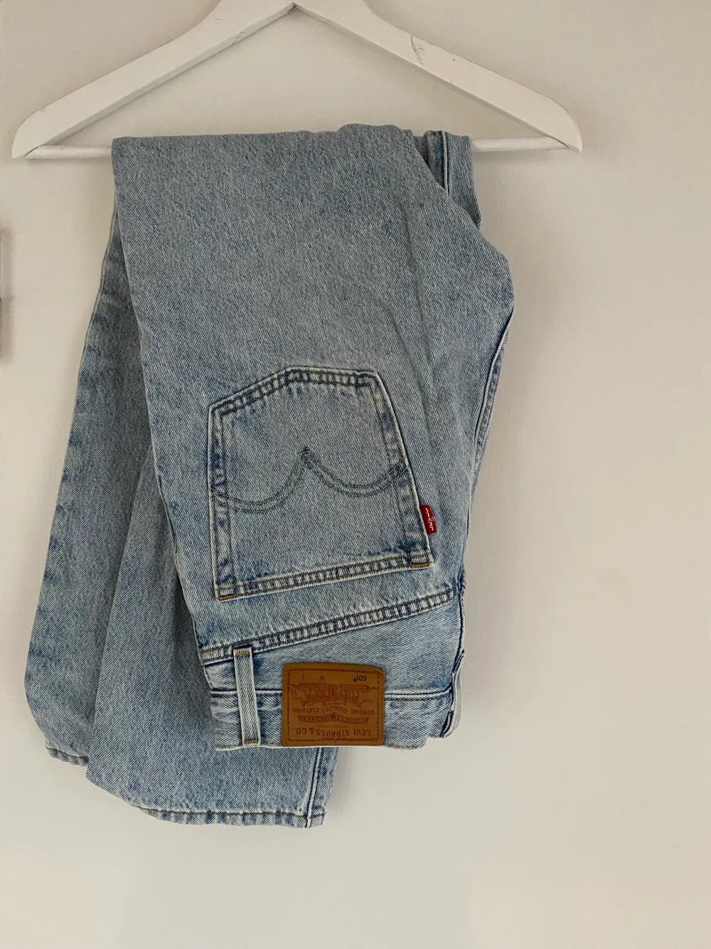 Ljusa jeans från levi’s i den klassiska 501 modellen. Använda men i gott skick. Stl 25 (xs) längd 28 350kr. Jeans & Byxor.