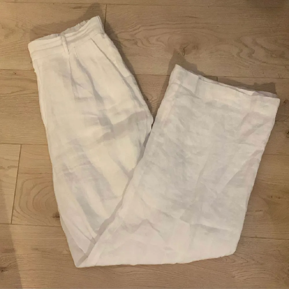 Assnygga vita linnebyxor från Gina tricot storlek M, använda endast en gång! Säljer då de inte kommer till användning! Köptes för 450kr säljer för 200+frakt!💕. Jeans & Byxor.