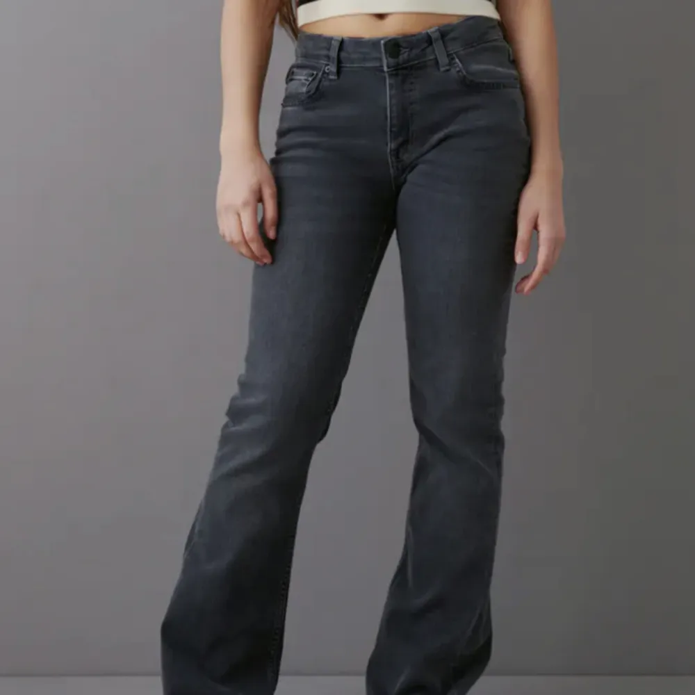 Säljer dessa mörkgrå bootcut jeans ifrån gina Young, knappt använda, strl 152 lite långa på mig som är 155💕💕. Jeans & Byxor.