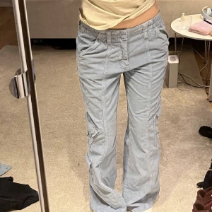 Urban Outfitters Cargo - Intressekoll på dessa unika Urban Outfitters cargo. De är lågmidjade o ganska baggy🩵