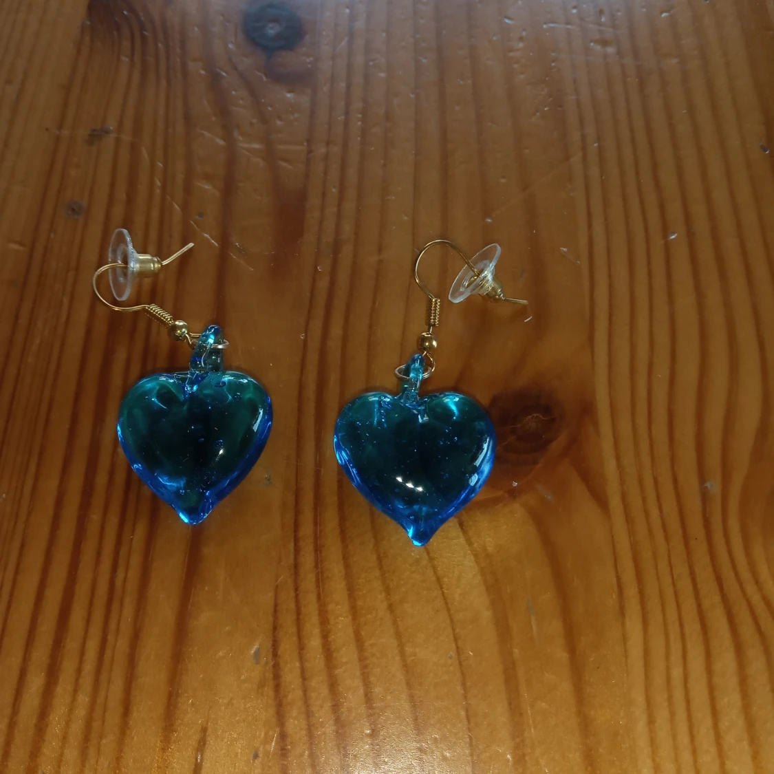 Örhängen med hänge av ett hjärta blått. - 91
