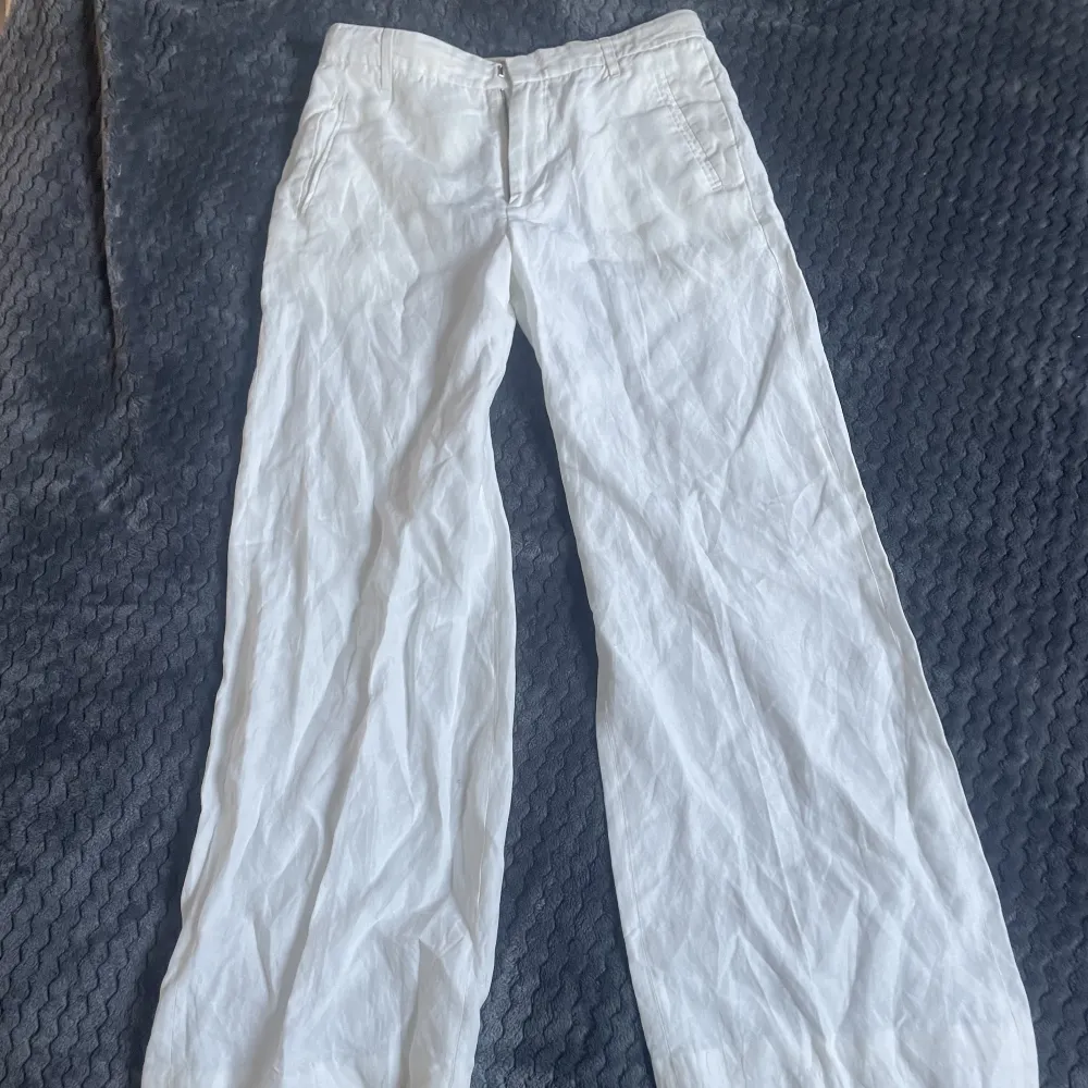 SÅ fina linnebyxor från whyred som jag tvingas sälja då dom inte längre passar. Fungerande fickor både fram och bak💗(inköpspris 900). Jeans & Byxor.