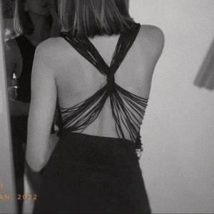 Topp med öppen rygg  - Sjukt snygg topp med öppenrygg och snören som hänger ner, köpt secondhand 