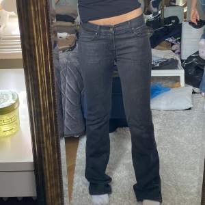 supersnygga svarta lågmidjade jeans från Fornarina!! Storlek 28!