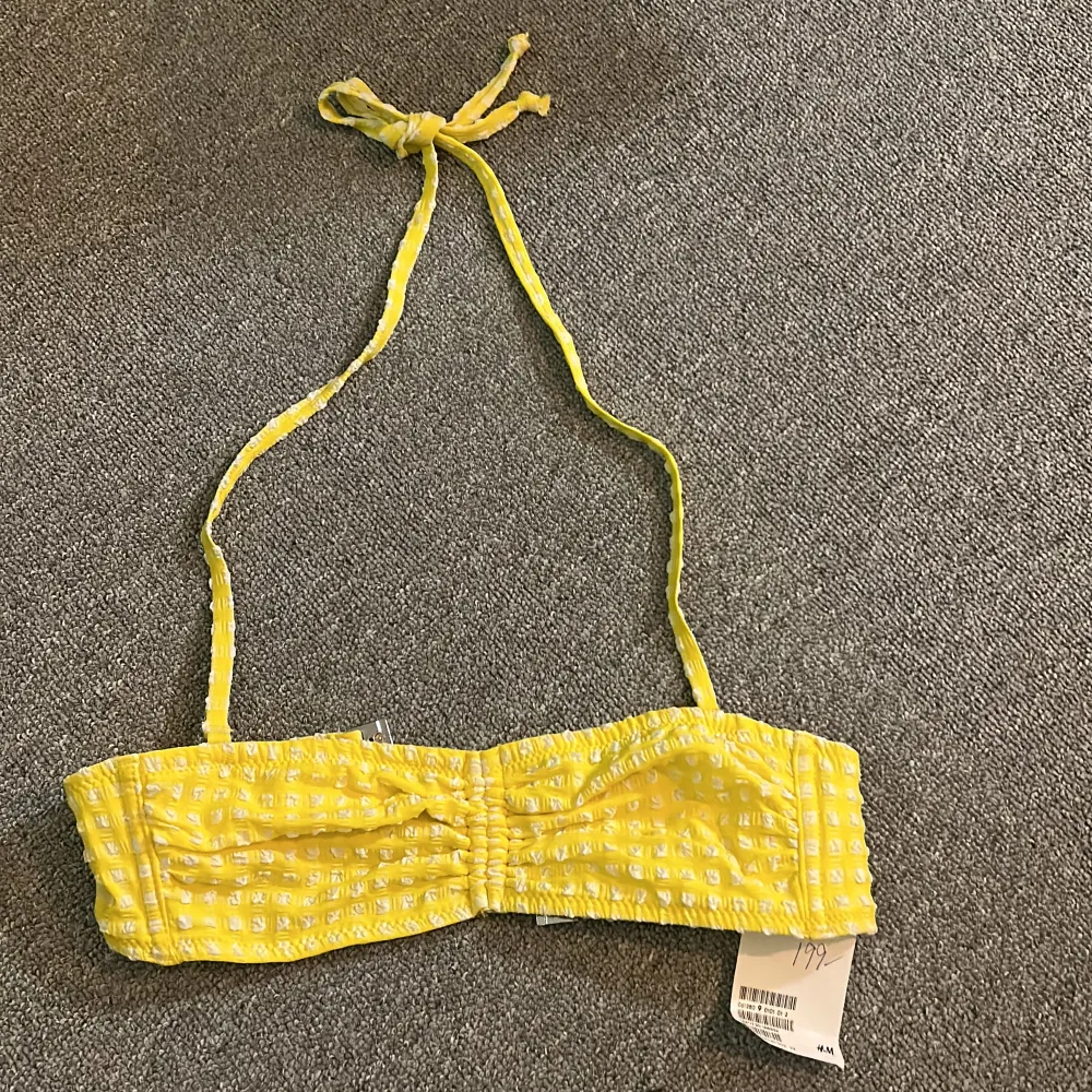 Söt gul bikini i strl 32! Helt oanvänd! Säljer för 50kr! Säljer pga fel storlek! 💕. Övrigt.
