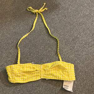 Söt gul bikini i strl 32! Helt oanvänd! Säljer för 50kr! Säljer pga fel storlek! 💕