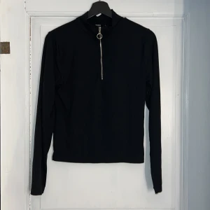 Polotröja bikbok - Svart långärmad tröja från bikbok i storlek L