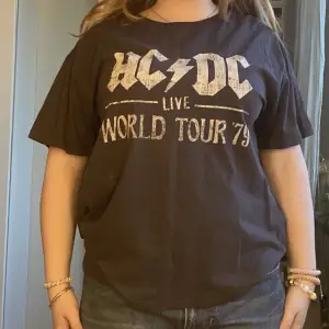 Jätte snygg AC/DC tröja som tidigare sålts på HM. Inga skavanker på tröjan.
