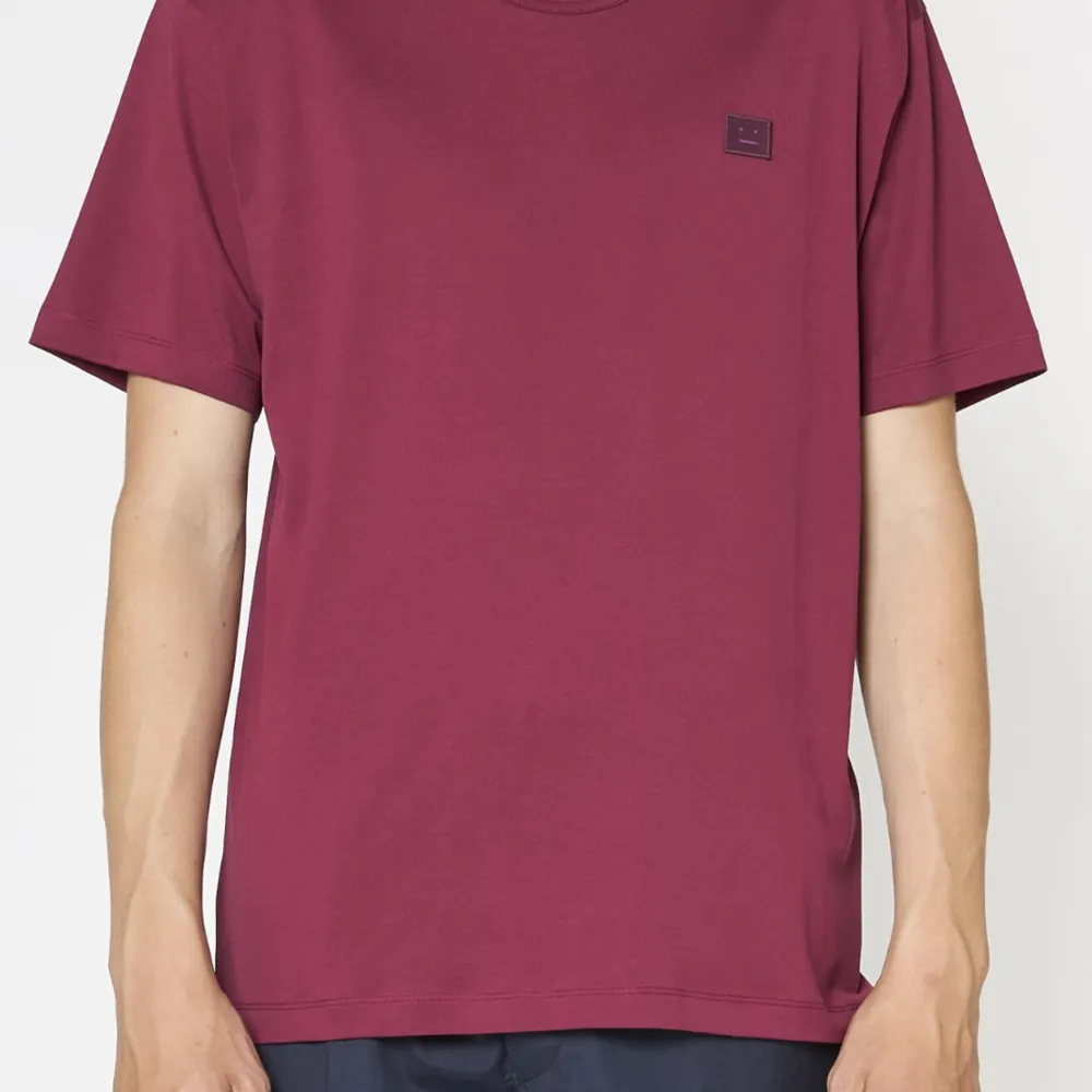Acne tshirt i en cool lila/röd färg, unisex, st S men passar definitivt en M också, om inte en L tom!. T-shirts.
