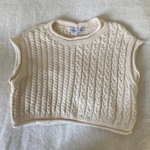 Stickad topp - Jätte fin stickad topp från zara i stl s💗 Jätte bra skick!!   Pris kan gå att diskutera