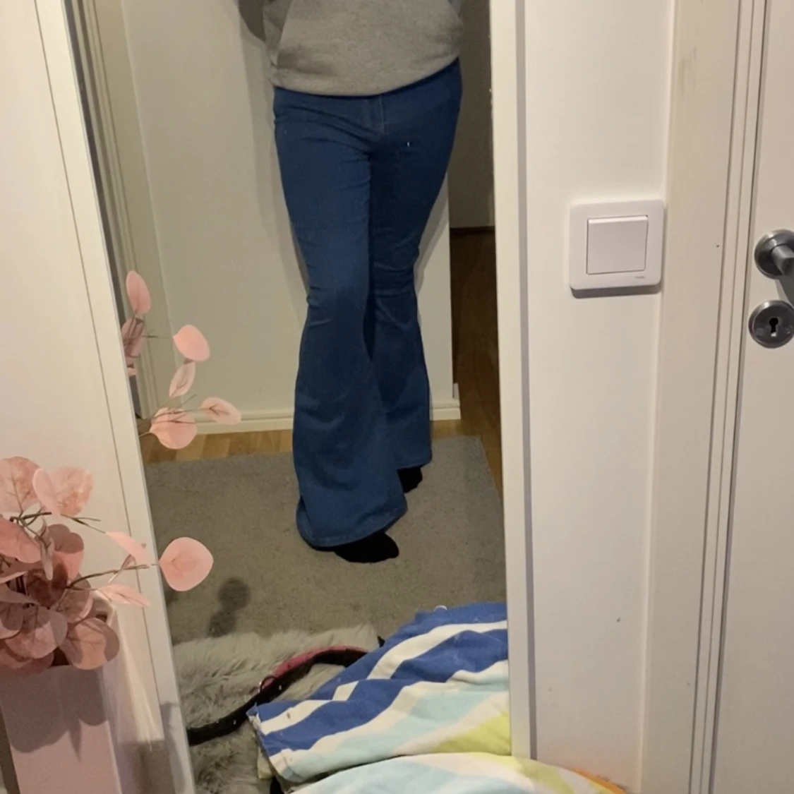 Högmidjade extremt utsvängda jeans - 91