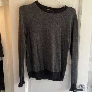 Neo noir - Snygg tröja från neo noir som är glittrig med en snygg detalj vid armslutet 