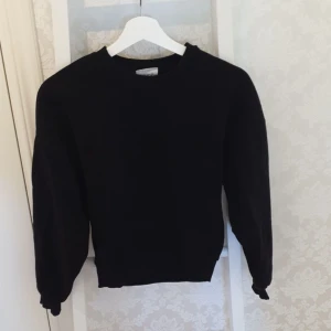 Sweatshirt  - En helsvart sweatshirt från gina tricot🌸💕