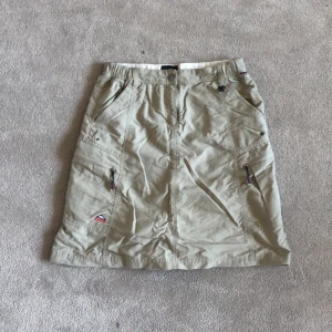 Cargo kjol - Perfekta till sommaren har aldrig använt dem bra skick och kvalitet. Säljer för jag behöver pengar 😃❤️