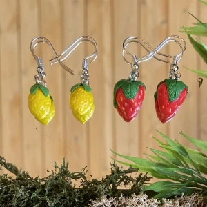 Fruktörhängen - Handgjorda frukt/bär-örhängen av lera 🍋🍓 går att få i andra frukter/bär🍊 Frakt: 15kr ✨