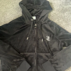 Juicy Couture - Säljer denna juicy kofta (äkta!!) Köpte den för ett år sedan och har aldrig använts. Inga defekter finns. Köptes för 1300kr (Nelly). Skriv privat för mer bilder