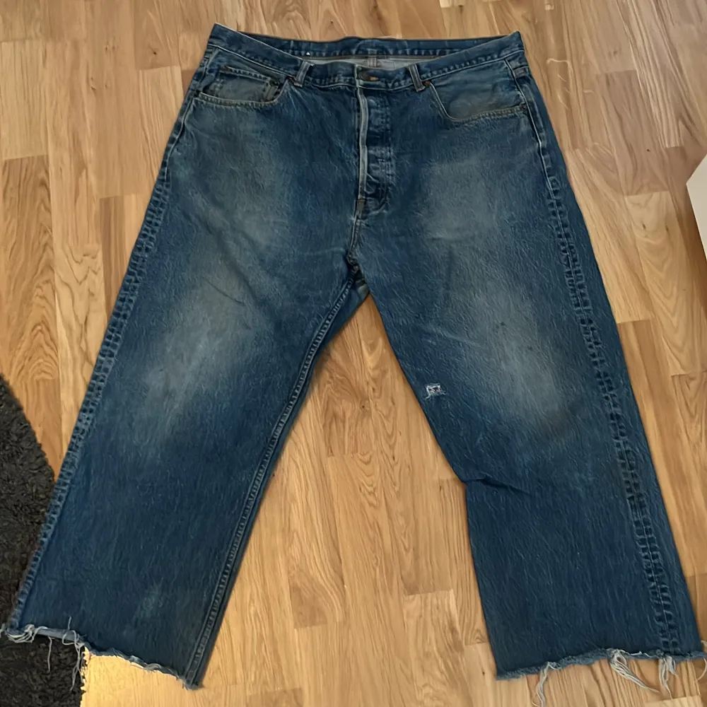 Väldigt baggy jeans kommer inte ihåg märket på dom men de är klippta och borde passa om du är ca 164-168cm lite stor i midjan . Jeans & Byxor.