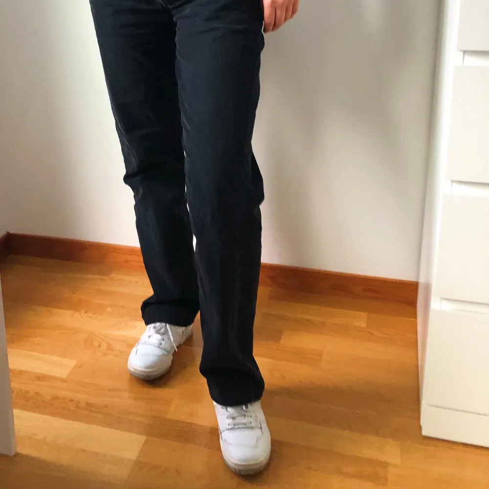 Svarta Manchester jeans fårn Levi’s! Köpt på betong retro. De har några små fläckar på rumpan, skriv för bild! Jag är 171 cm lång!. Jeans & Byxor.